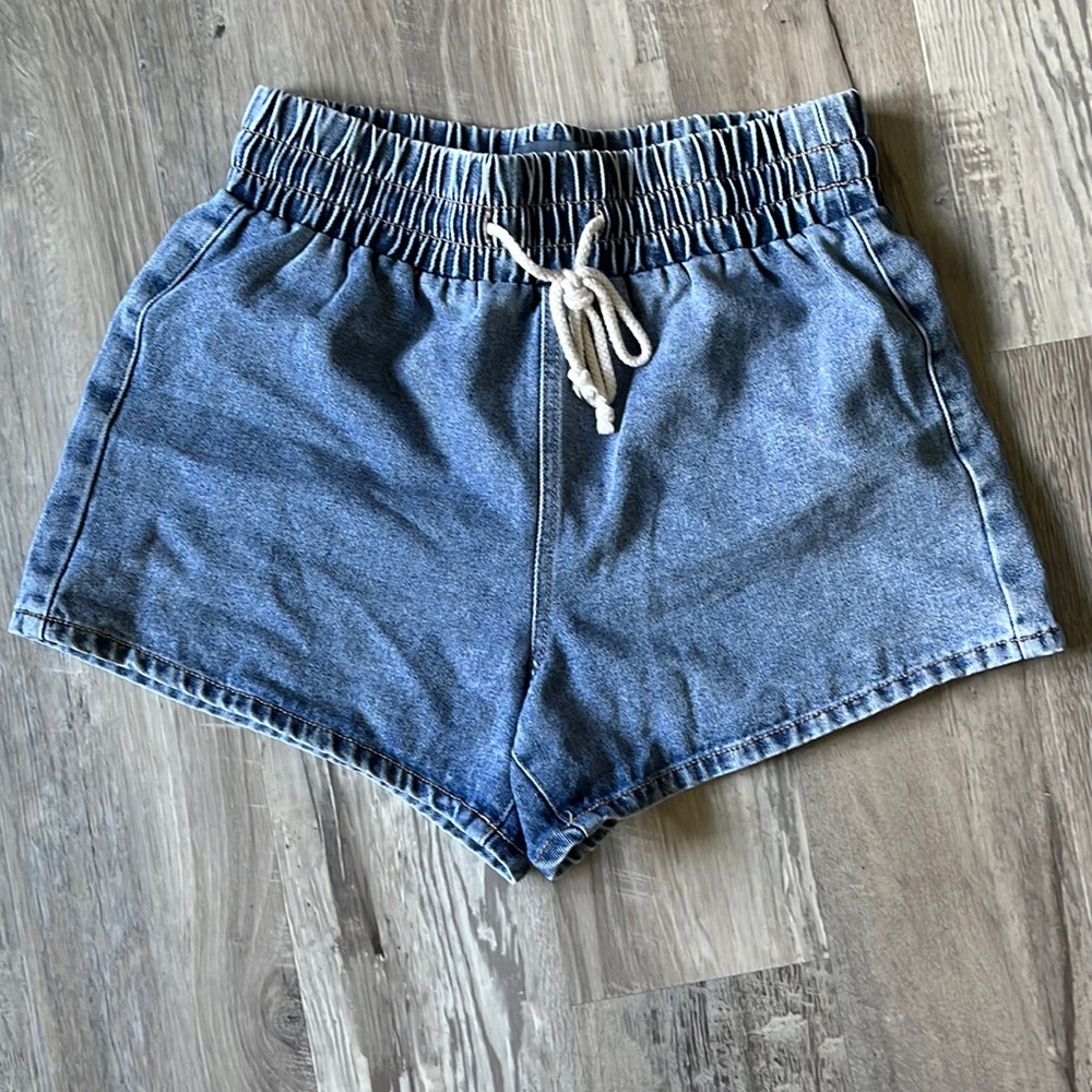 Women’s indigo rising elastic waistband denim shorts. 100% cotton. Size small